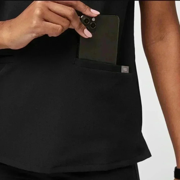 Figs black women's scrub set small - Picture 8 of 15